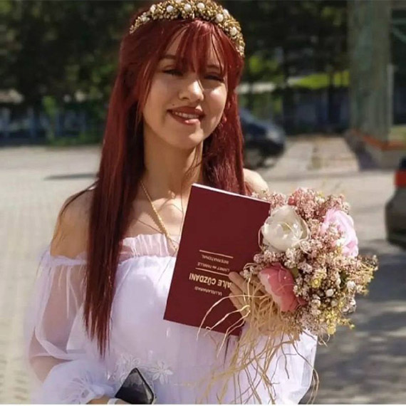 Diyarbakır'da geçen yıl boşanma aşamasındaki eşi Şule Akdeniz Tartuk’u (21) kayınvalidesinin evinde bıçaklayarak öldüren Erkan Tartuk (30), ağırlaştırılmış müebbet hapis cezasına çarptırıldı.