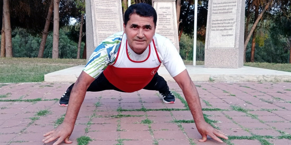 Tarsus ilçesinde yaşayan işçi emeklisi Ali Polat, 'Başparmakla şınav çekme' yarışmasında rekor kırdı, Guinness Rekorlar Kitabı'na girdi.