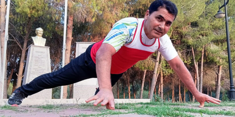 Başparmakla şınav çekme rekoru ile Guinness'e girdi