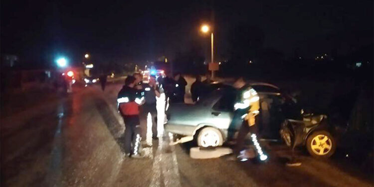 Burdur'da iki otomobil kafa kafaya çarpıştı