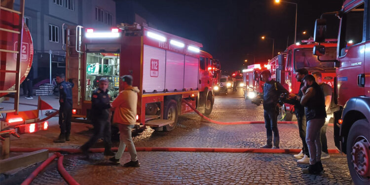 Lunapark ürünlerinin kauçuk malzemelerini üreten fabrikada yangın