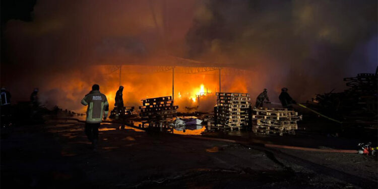 Bursa'da palet fabrikasında yangın