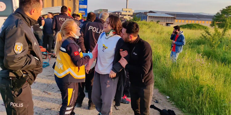 Bursa'da sporcuları taşıyan minibüs kamyona çarptı