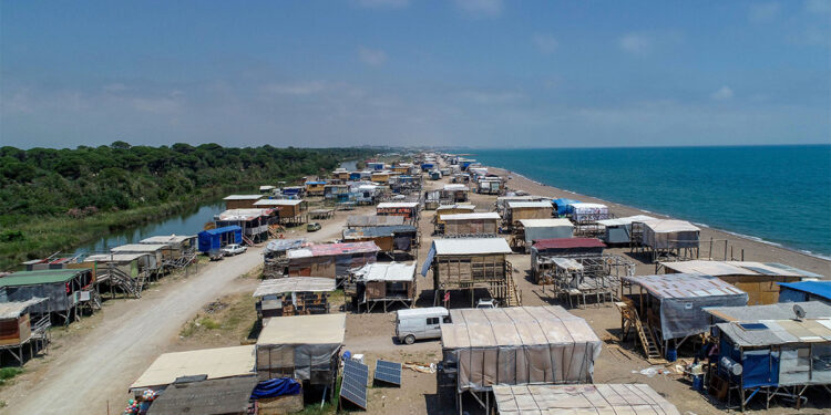Çardak kentte yaşayanlar barakalarına güneş panelleri bağladı