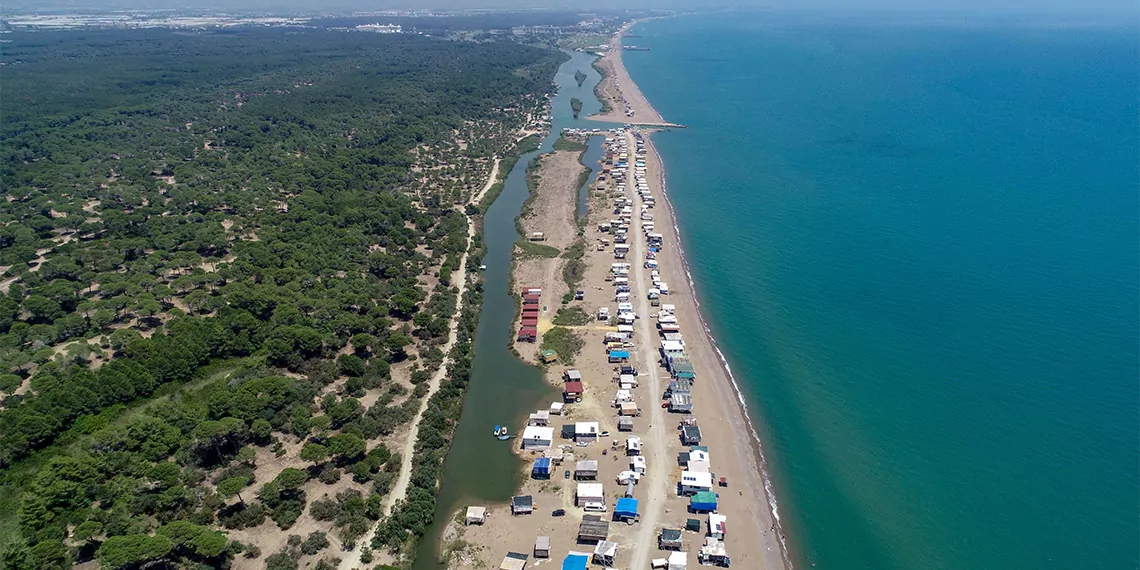 Çardak kentte yaşayanlar barakalarına güneş panelleri bağladı