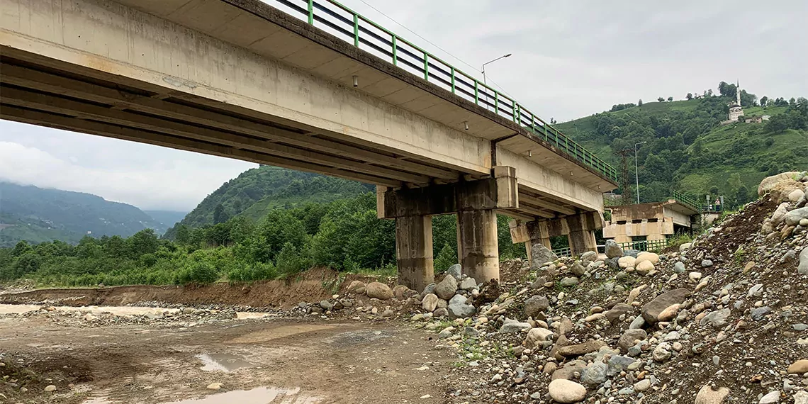 Rize'de köprünün 30 metrelik beton bloğu çöktü