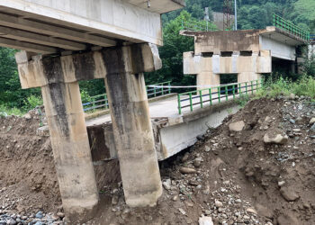 Rize'de köprünün 30 metrelik beton bloğu çöktü