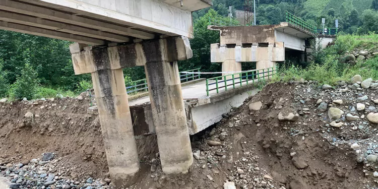 Rize'de köprünün 30 metrelik beton bloğu çöktü