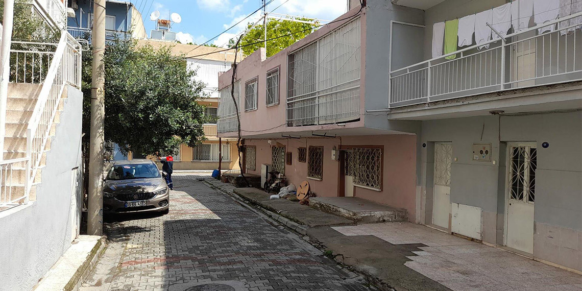 İzmir'in Bayraklı ilçesindeki derin dondurucu cinayetinde ceset parçalarının kime ait olduğu DNA testi ile belirlenecek.