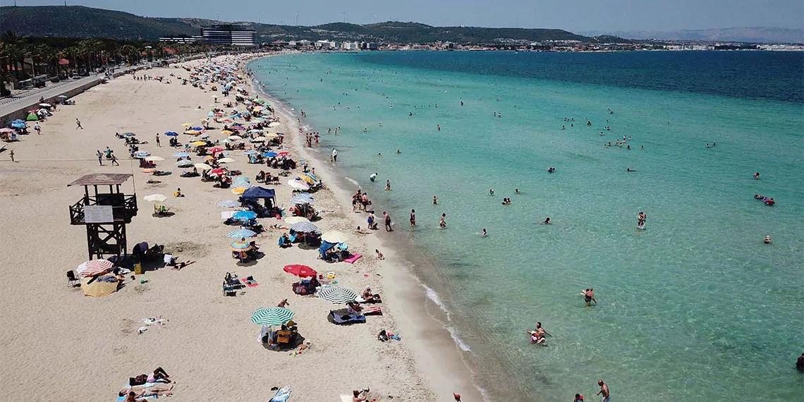 İzmir'in gözde tatil merkezlerinden çeşme'de oteller doldu, 9 günlük bayram tatili nedeniyle türkiye'nin farklı bölgelerinden gelen tatilcilerin akınına uğradı.