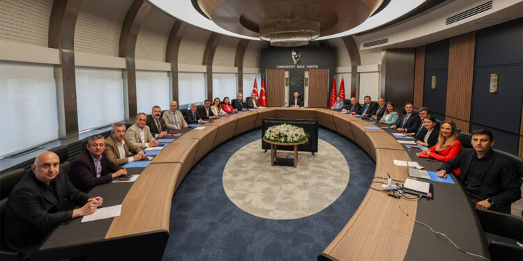 CHP'de MYK üyeleri istifa etti