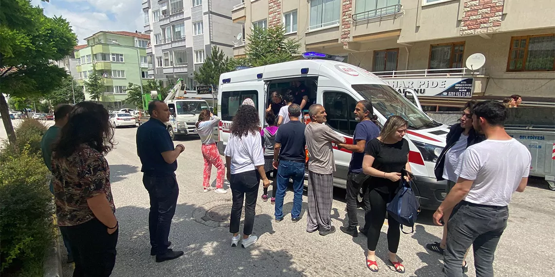 Çorum'da apartmanın 4'üncü katındaki dairede çıkan yangında 6 kişi ile 2 kedi dumandan etkilendi. Yangın çıkan daireden düşen bir kedi ise yaralandı.