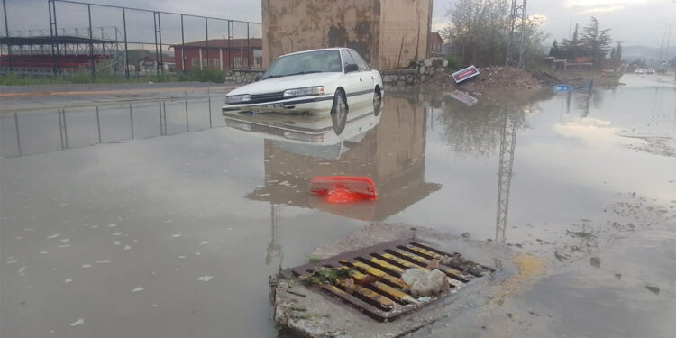 Çorum'da dolu ve sağanak; Ev ve İş yerlerini su bastı