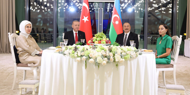 Erdoğan, Aliyev'in onuruna verdiği yemeğe katıldı