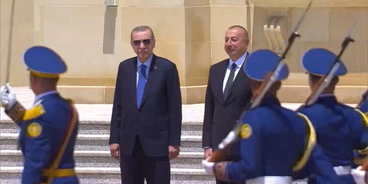 Erdoğan Azerbaycan'da resmi törenle karşılandı