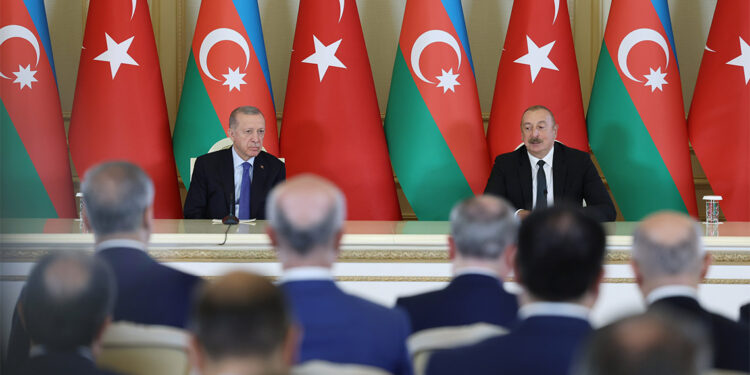 Cumhurbaşkanı Recep Tayyip Erdoğan ve Azerbaycan Cumhurbaşkanı İlham Aliyev, başkent Bakü'de ortak basın toplantısı düzenledi.
