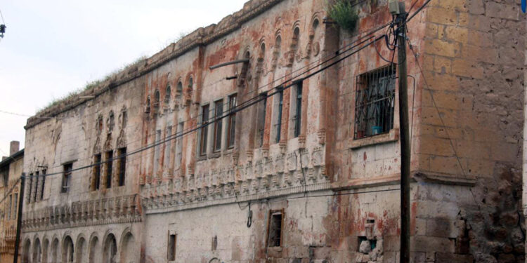 Boşaltılan mahalle define avcılarının hedefi oldu