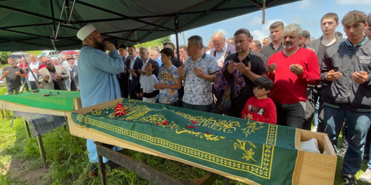 deniz kıyısında cesetleri bulunan 2 arkadaş defnedildi