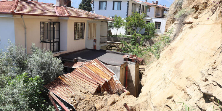 Denizli'de heyelan sonrası vatandaşlar tedirgin