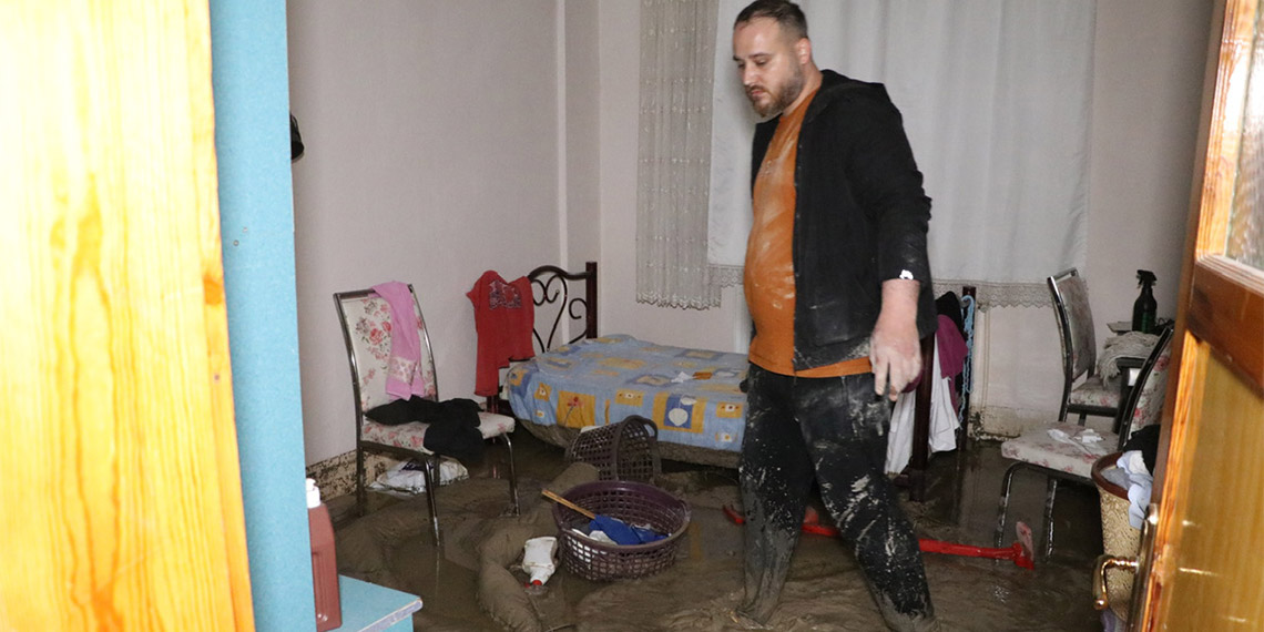 Denizli'de sağanak nedeniyle mazgallar tıkandı, cadde ve sokaklar suyla doldu. Ev ve iş yerlerini su basarken, suyla dolan yollarda araç sürücüleri zor anlar yaşadı.