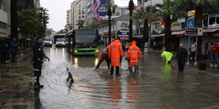 Denizli'de sağanak nedeniyle mazgallar tıkandı