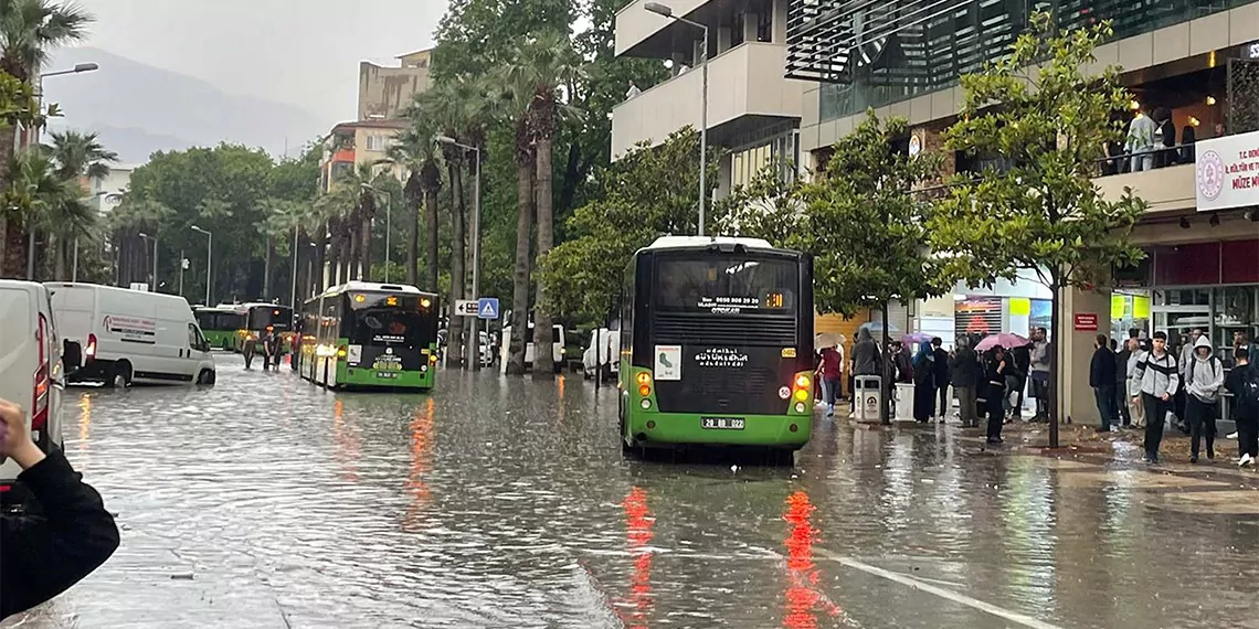 Denizli'de sağanak nedeniyle mazgallar tıkandı