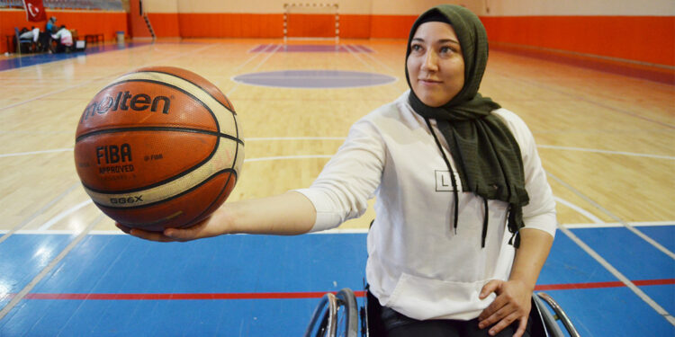 Depremzede Merve Sezer sporla hayata tutundu