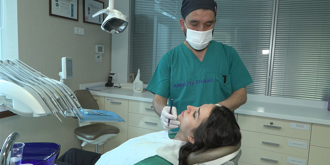 Ağız ve Diş Sağlığı Uzmanı Msc. Dt. Bilal Turan, kişilerde stres kaynaklı diş sıkma ya da gıcırdatmaların artması, ciddi baş ağrılarına sebebiyet verdiğini bu ağrıları geçirmenin çene botoksu ile mümkün olduğunu belirtti.