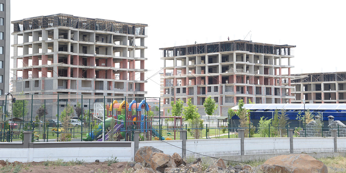 Deprem öncesi inşaatına başlanan 1093 yapı incelendi