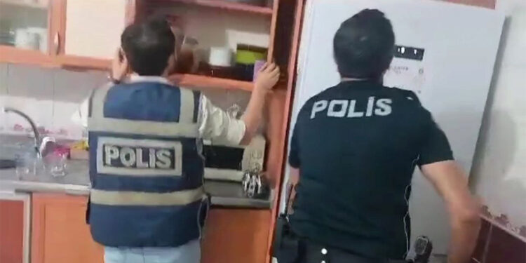 Diyarbakır'da eksen operasyonu; 15 gözaltı