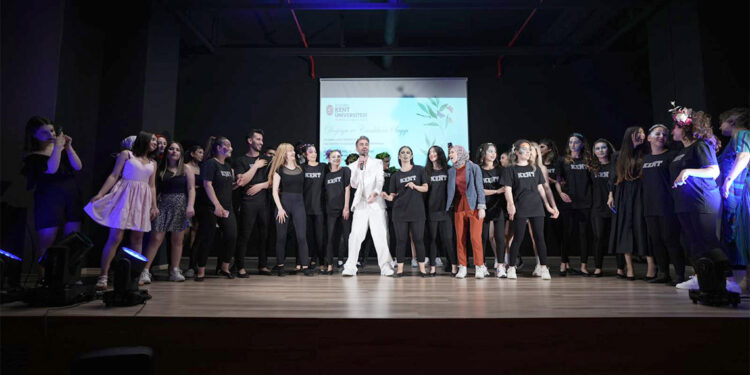 Doğa temalı saç ve makyaj defilesi