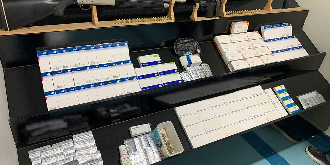 Adana'da nitelikli dolandırıcılık suçuna karışan ve uyuşturucu ilaç kaçakçılığı yaptığı öne sürülen 12 kişinin yakalanması için şafak vakti operasyon düzenlendi.