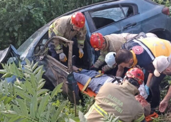 Düğünden dönen ailenin otomobili dere yatağına uçtu