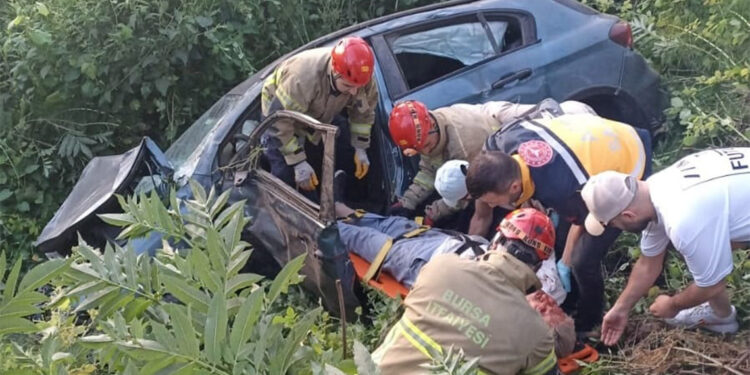Düğünden dönen ailenin otomobili dere yatağına uçtu
