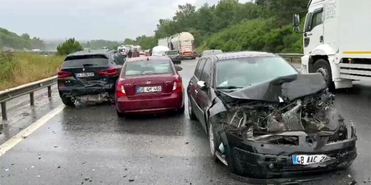 Düzce'de 10 araçlı zincirleme kaza