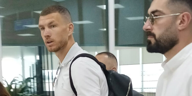 Fenerbahçe Edin Dzeko'yu kadrosuna kattı