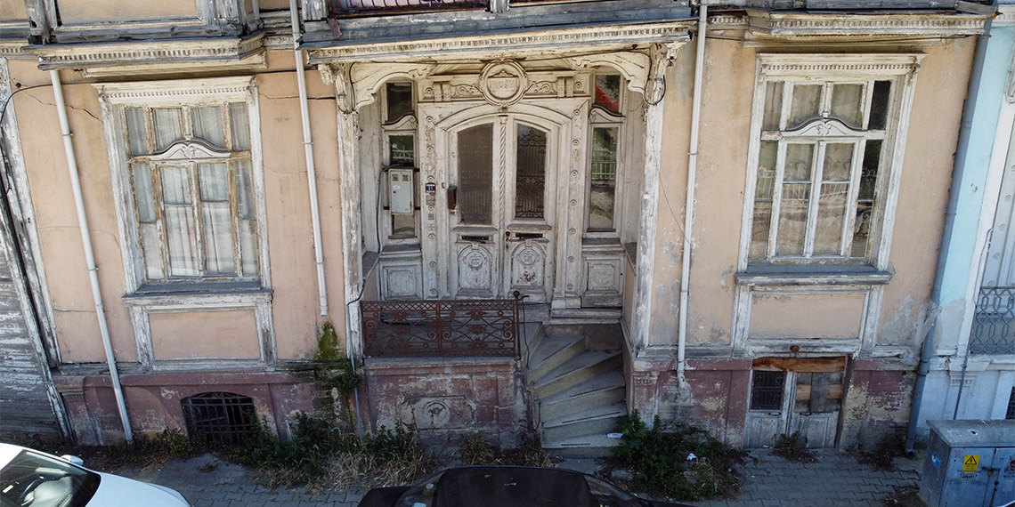 Edirne'de sivil mimari özelliği taşıyan, tarihi 123 konağın onarılması için valiliğin başlattığı 'Tarihi Konaklar İhya' projesine ilgi olmayınca, tarihi konaklar kaderine terk edildi.