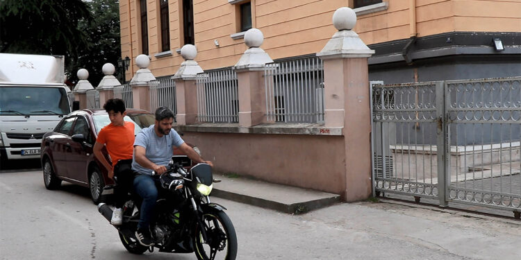 Kimliğini unutan öğrenciyi LGS'ye yetiştirdi