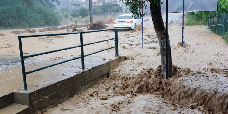 Keşan'da sel; Sakın dışarı çıkmayın