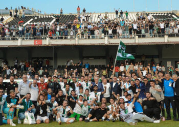 Efeler 09 SFK rakibini yenip finale çıkma hedefinde