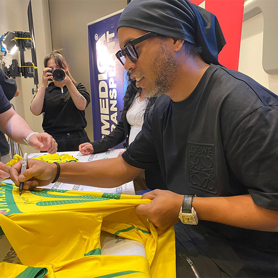 Brezilyalı efsane futbolcu Ronaldinho saç bakımı için İstanbul’a geldi. Efsane isme çeşitli testler yapılarak, saçlarının köklerini güçlendirmek ve saç dökülmesini önlemek amacıyla özel formülle tasarlanan vitamin desteği uygulandı.