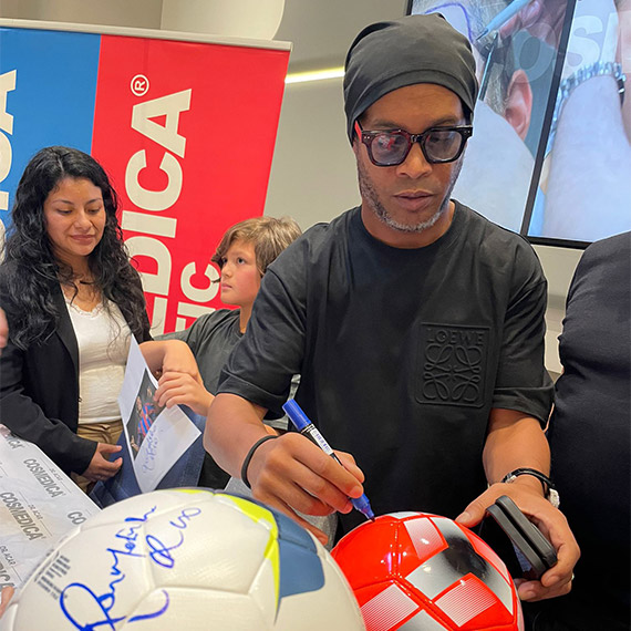 Ronaldinho saç bakımı için İstanbul’a geldi