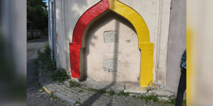 Salih Paşa Çeşmesi'ni sarı kırmızı renklere boyadılar