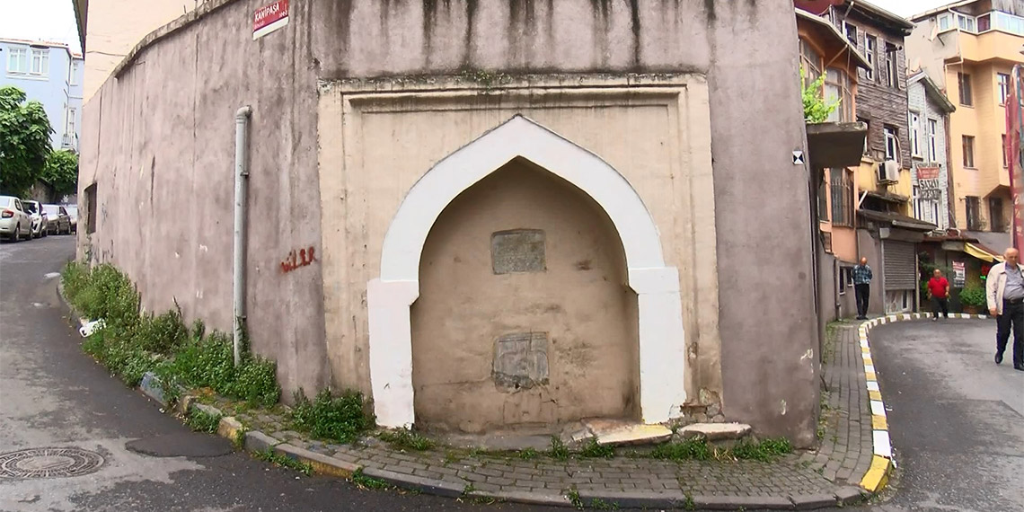 Fatih'te Tersane Emini Sadrazam Salih Paşa tarafından yaptırılan 200 yıllık Salih Paşa Çeşmesi'ni sarı kırmızı renklere boyadılar.