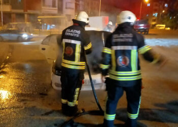 Elazığ'da seyir halindeyken otomobil yandı