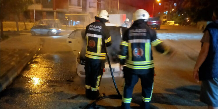 Elazığ'da seyir halindeyken otomobil yandı