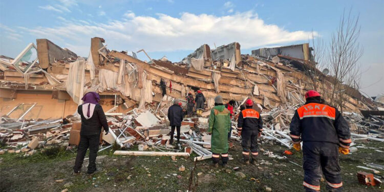 Enkaz altından 53 saat sonra kurtaran ekiple buluştu