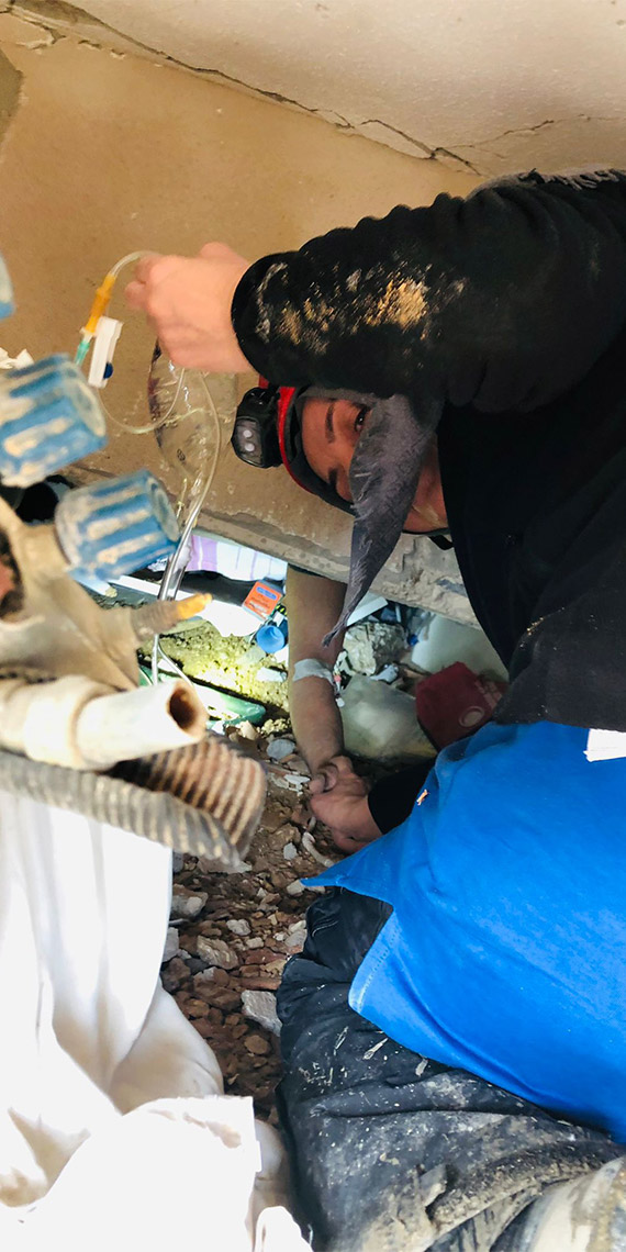 Enkaz altından 53 saat sonra kurtaran ekiple buluştu