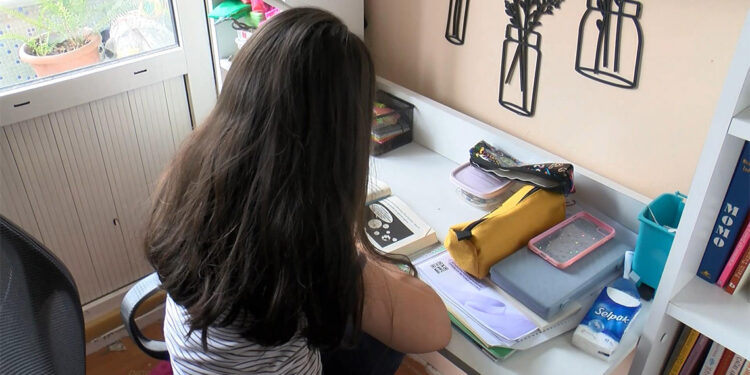 Esenler'de iddiaya göre, sokakta silahla havaya rastgele ateş açıldı. Silahtan çıkan saçmalar bu sırada kitap okuyan 8 yaşındaki Zeynep'in odasının camlarına isabet etti. Çığlık atarak diğer odadaki annesinin yanına koşan Zeynep, ölümden döndü.