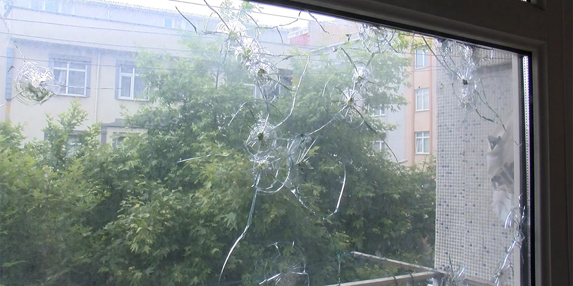 Esenler'de iddiaya göre, sokakta silahla havaya rastgele ateş açıldı. Silahtan çıkan saçmalar bu sırada kitap okuyan 8 yaşındaki Zeynep'in odasının camlarına isabet etti. Çığlık atarak diğer odadaki annesinin yanına koşan Zeynep, ölümden döndü.